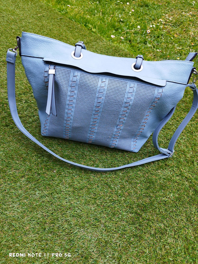 Sac à main bleu ciel perforé – Élégance & légèreté