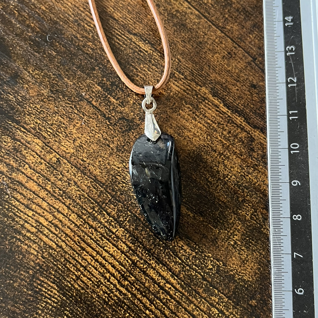 Pendentif en Nuumite et bélière argent 