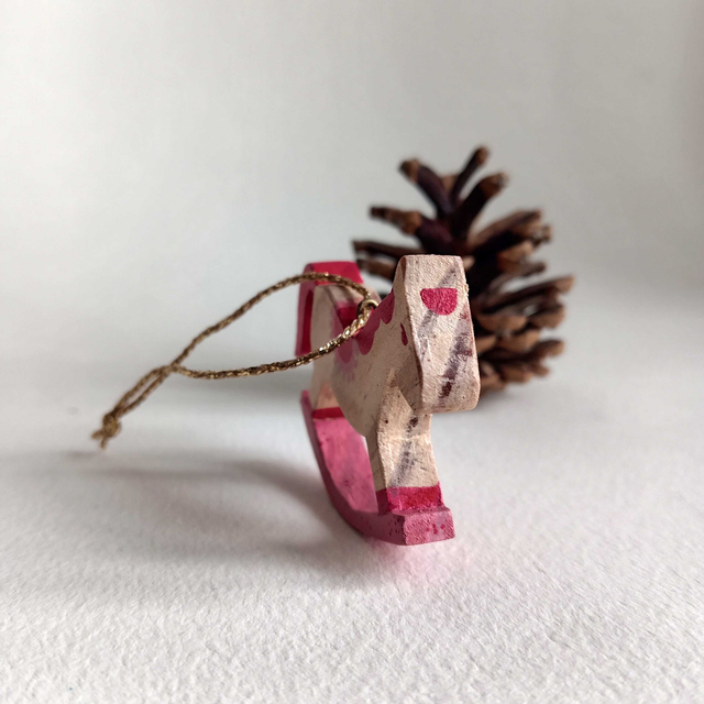 Cheval à bascule rose