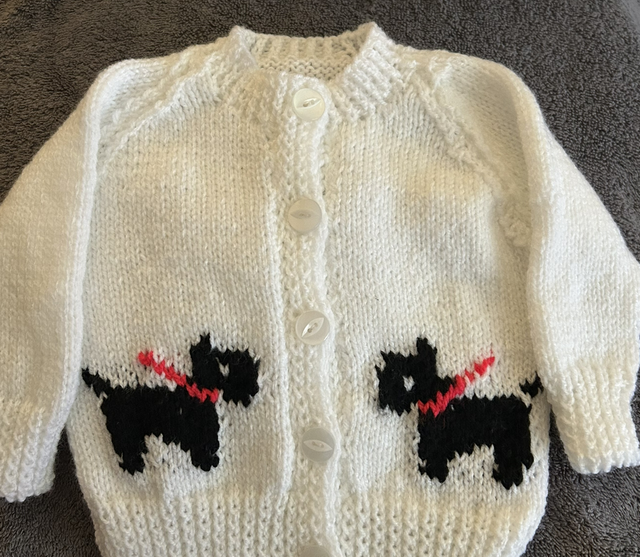 White cardigan with 2 dog motif’s 6-12months