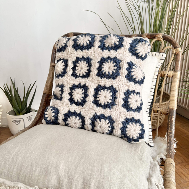 𐩘 Coussin au crochet OURSIN BLEU