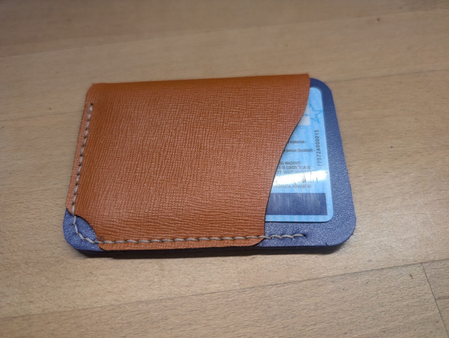 Porte-cartes minimaliste.