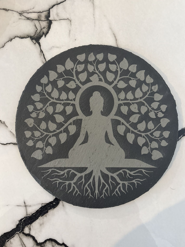 Bouddha gravé sur ardoise de 25 cm de diamètre