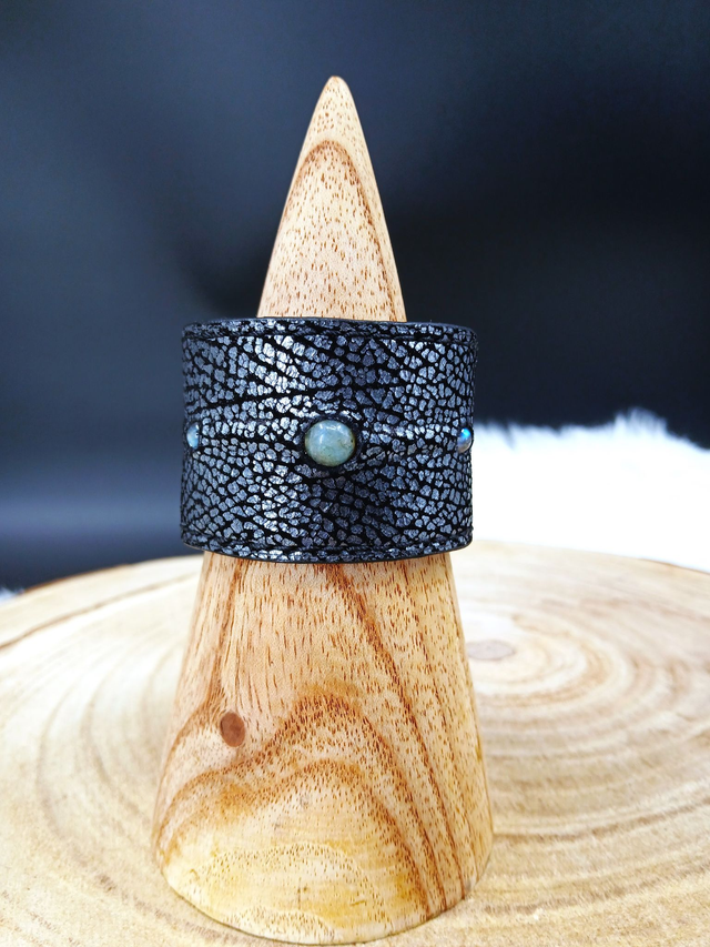 Nemain, manchette en cuir et labradorites