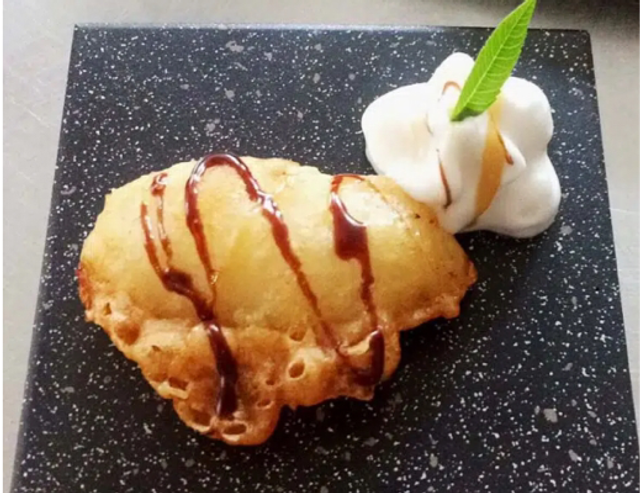 Pisang Goreng Met Vanille Ijs