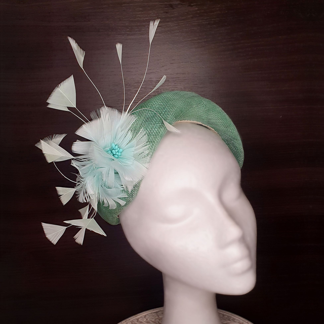 Tocado “Ninfa” · Tiara de sinamay verde agua con flor de plumas