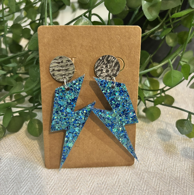 Boucles d’oreilles résine éclair bleu paillettes et argenté 