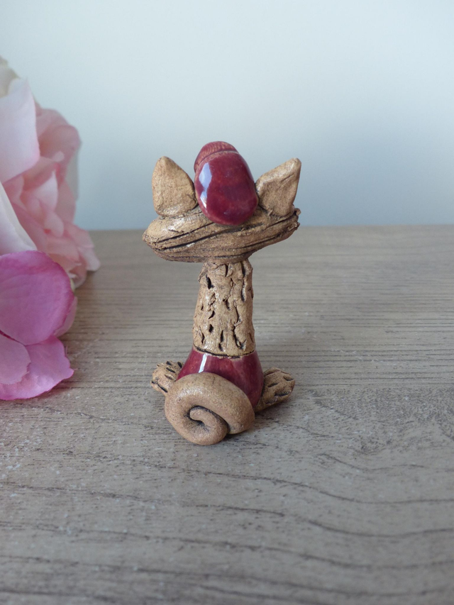 Vintage chat miniature art poterie, figurine chat amusant avec short et casquette rouges, chat vacancier touriste baigneur estivan voyageur