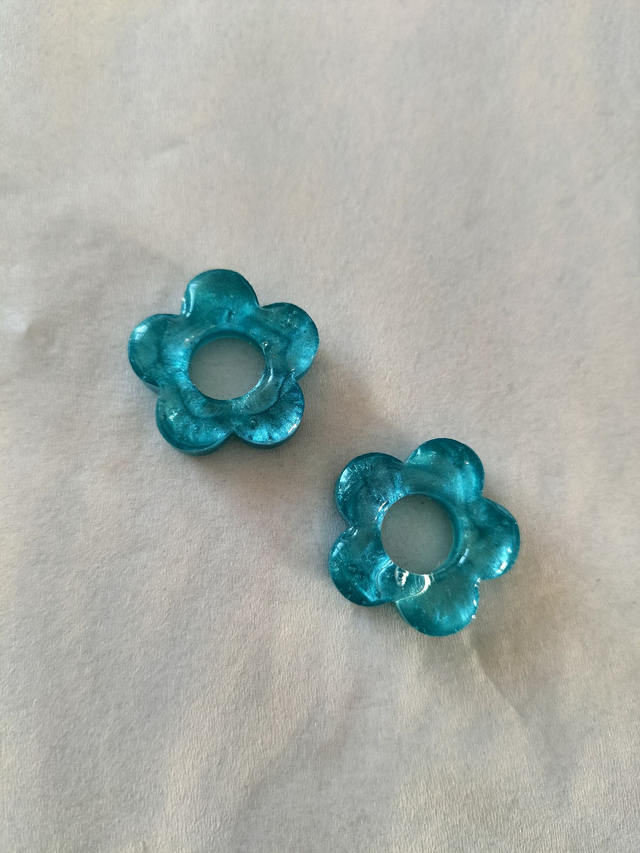 Créoles et pampilles fleurs unies turquoises irisées