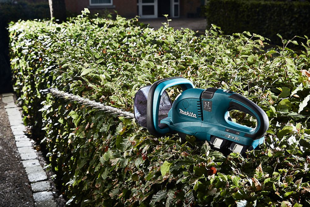 TAGLIASIEPI 650MM 18X2 BL HEDGE TRIM DUH651Z