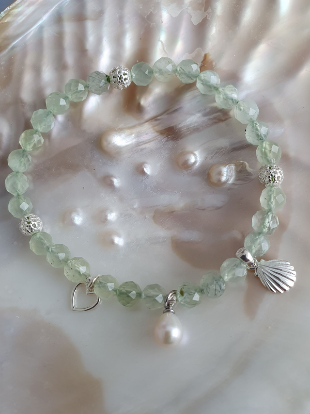 Armband Prehnit mit Herz, Muschel und Perle