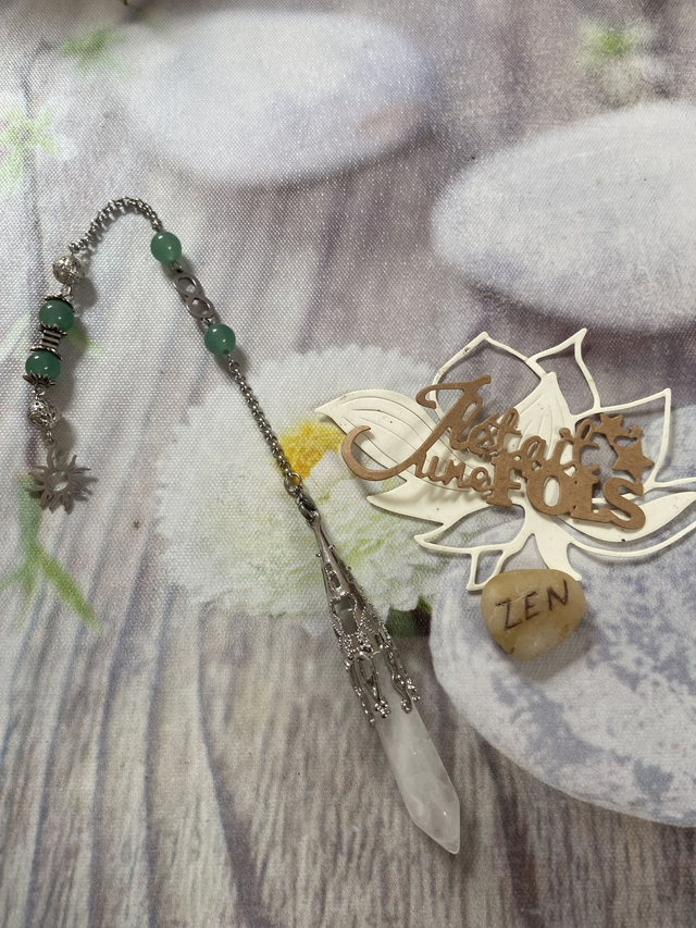 Pendule pointe métal serti &quot;Soleil&quot; en Cristal de roche