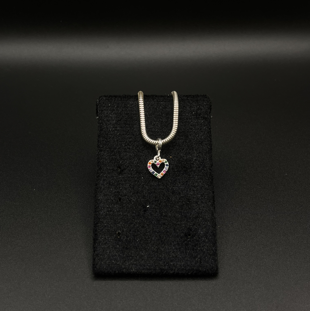 Berloque coração vazado com zircônias coloridas 