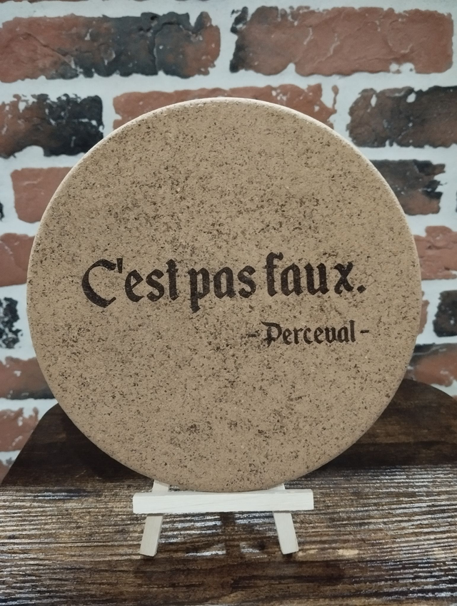 Dessous de plat en liège – Réplique culte Kaamelott | Déco geek & médiévale