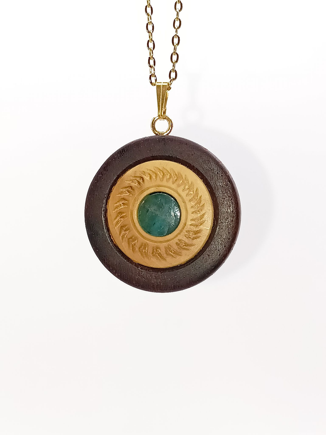 Collier, pendentif en Apatite rayonnante sur bois contrasté de buis et padouk