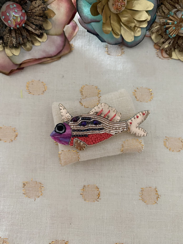 Broche brodée poisson licorne violet corail