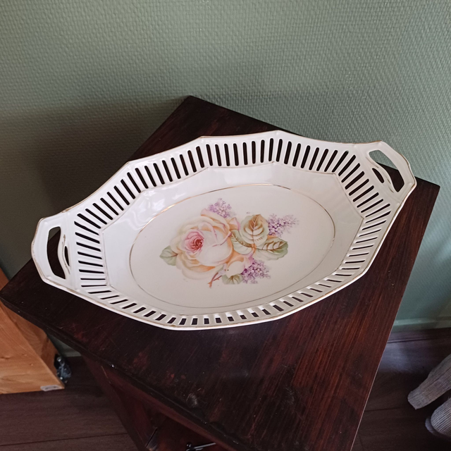 Schumann | Serveerschaal (lengte 30,5 | breedte 19,0 | hoogte 6,5 cm) in ovale witte opengewerkte geschulpte vorm met bloem decor | Vintage