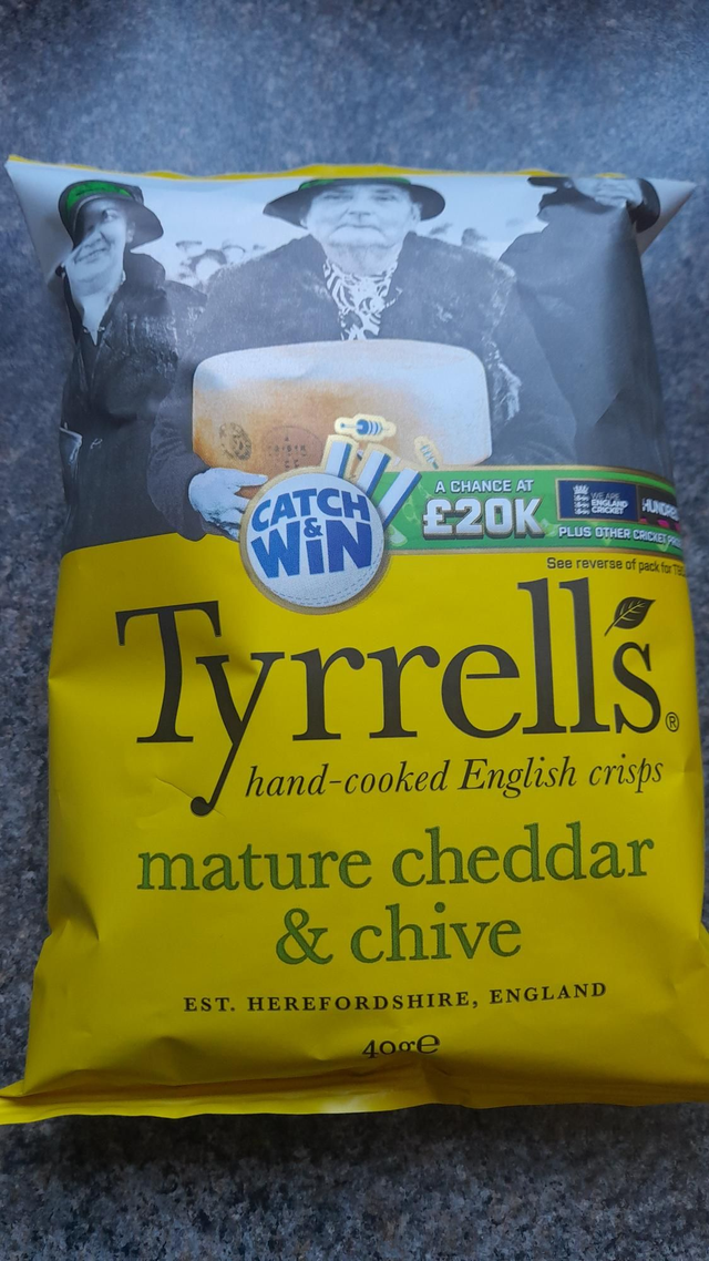 Tyrrells Mature Cheddar &amp;Chive 40g bag