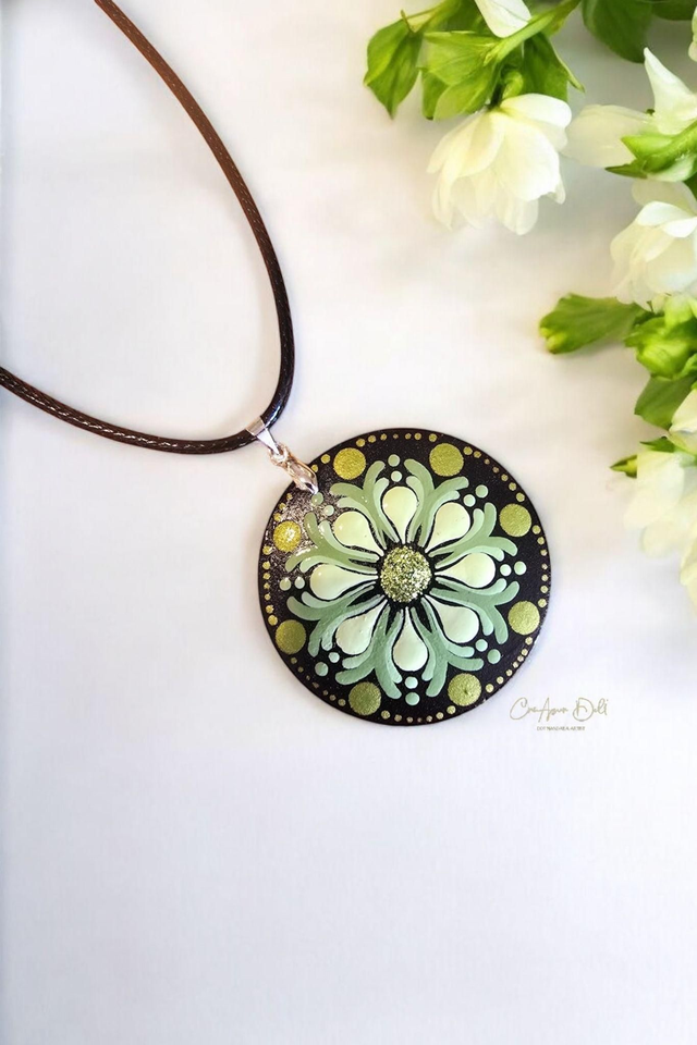 Collier rond en bois mandala pointillisme vert