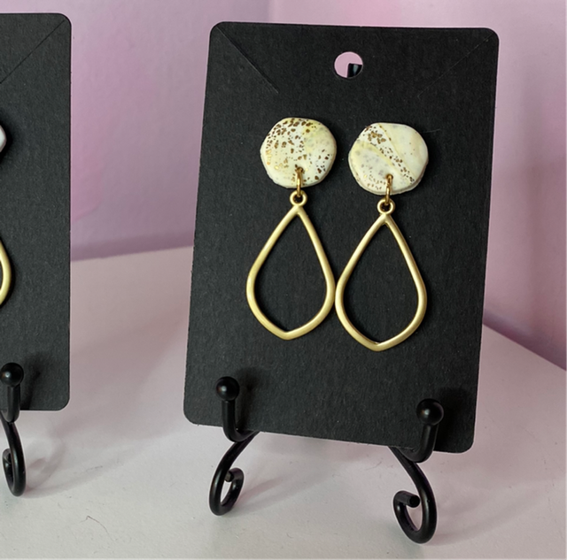 Cream/ Gold Earrings With Good Teardrop Accessories 