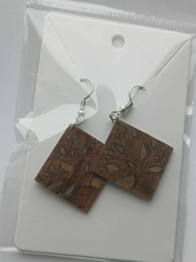 Boucles d’oreilles carrées en noyer pyrogravé – bijou artisanal en bois