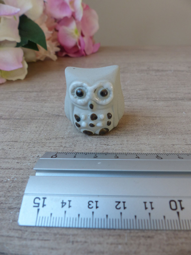 Figurine miniature hibou vintage en grès émaillé fait main, petit hibou porte-bonheur en céramique artisanal peint à la main