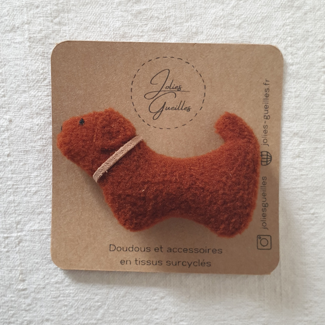 La broche teckel fauve