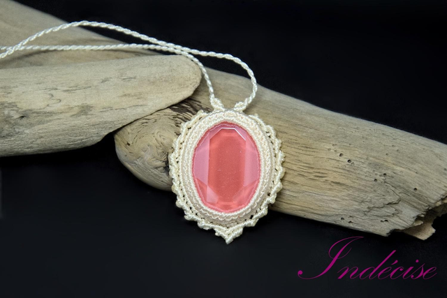 Collier ajustable cristal rose serti macramé écru