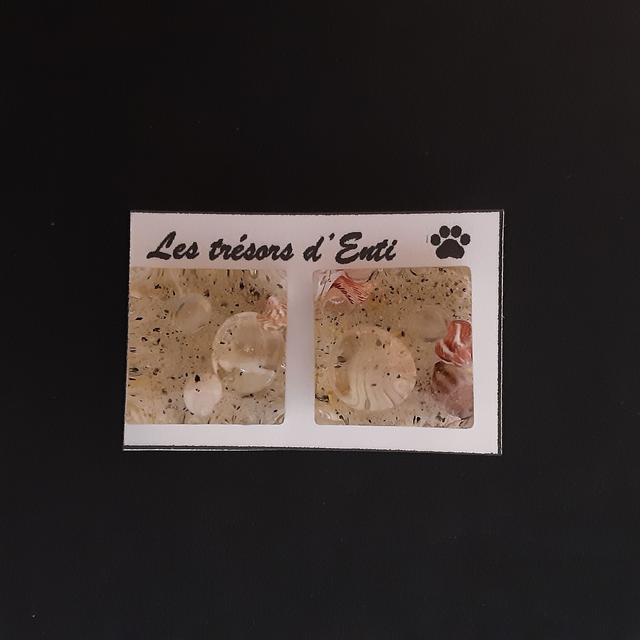 Boucle d’oreille cube fond sable coquillages et goutte d’eau