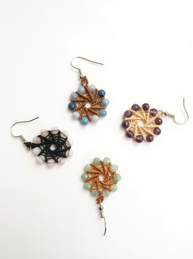 Boucles d’oreille moulin à vent en micro-macramé