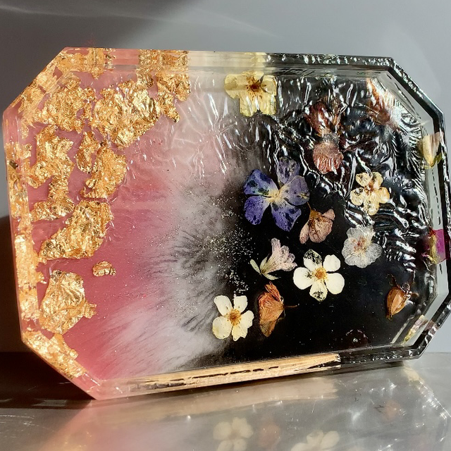 Plateau floral et feuilles d’or 