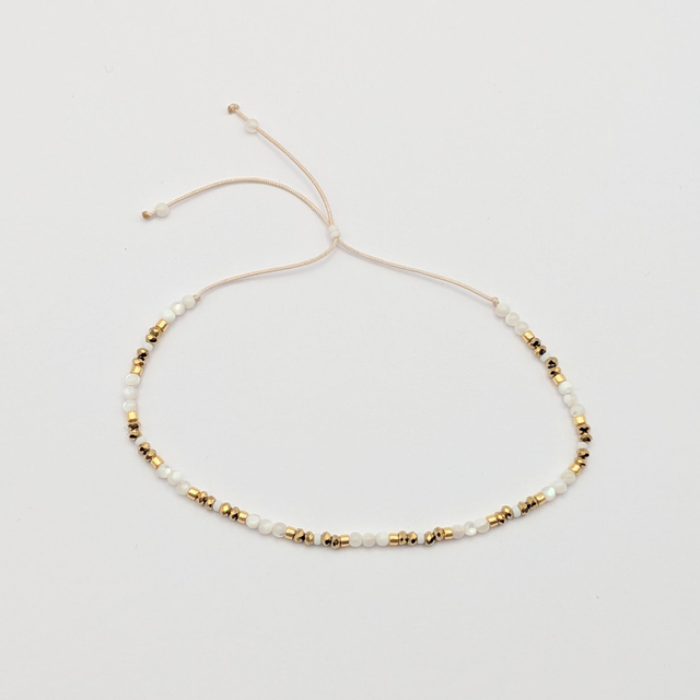 Bracelet cordon nacres blanches et hématites dorées