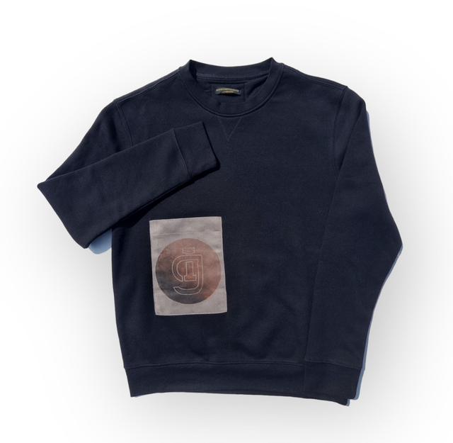 Sweatshirt with suedette front patch pocket featuring centered handprinted Muśe Logo