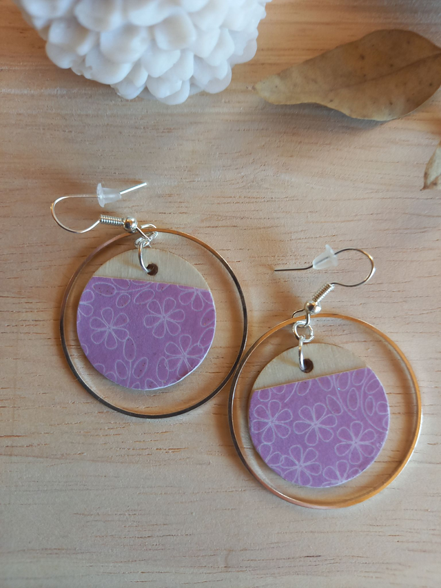 Boucles d&#039;oreilles Bois - disque bois et papier décoratif printemps - fleurs et fond rose - montures argentées