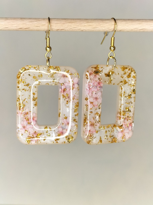 Boucles géométriques blanches, or et petites fleurs roses