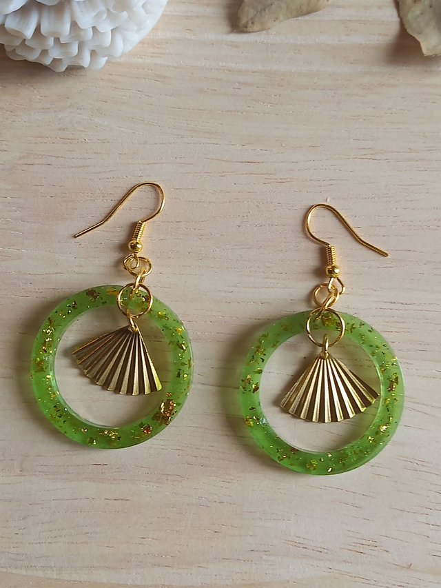 Boucles d&#039;oreilles Résine - cercle en résine verte incrusté paillettes et breloque éventail doré