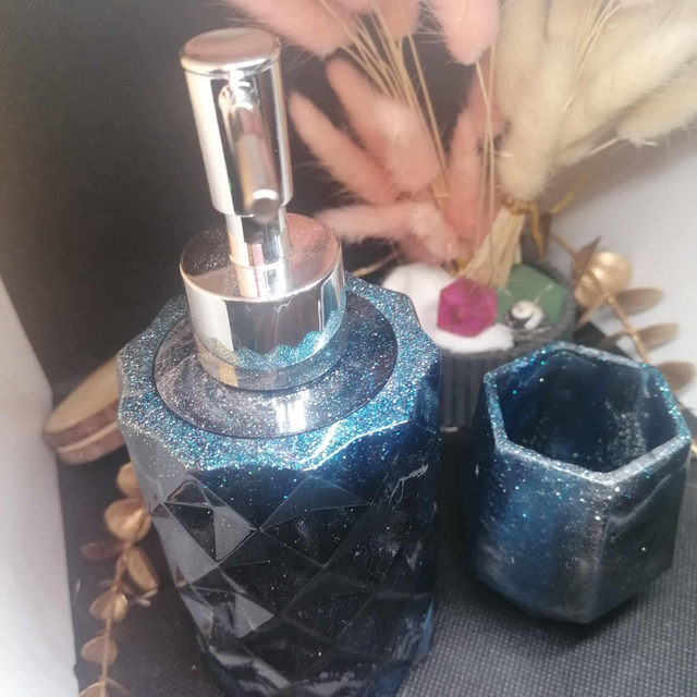 Ensemble distributeur de savon et pot assorti