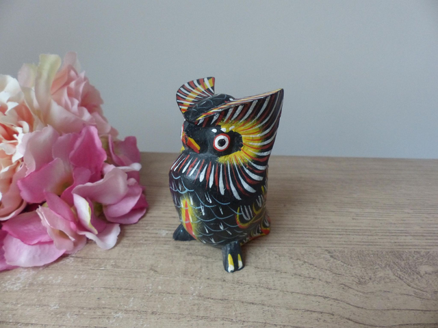 Figurine hibou en bois sculpté main – Art populaire d’Indonésie – Peinture noire et jaune – Décoration vintage bohème pour étagère ou bureau