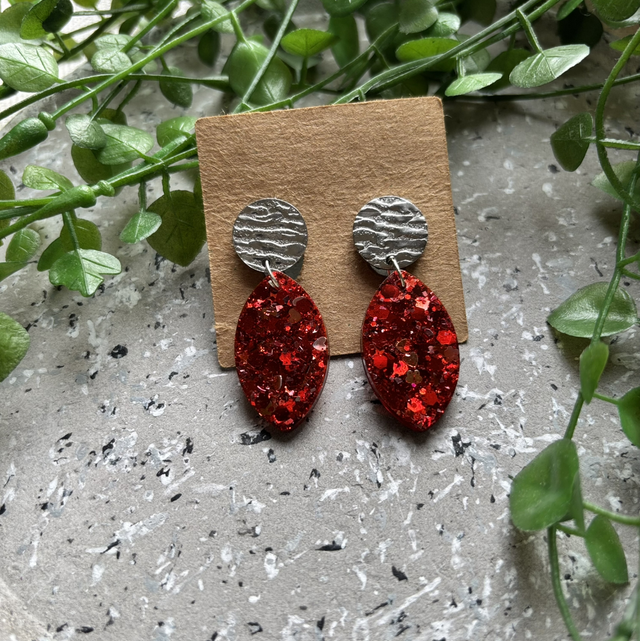 Boucles d’oreilles résine rouges argentées à paillettes 