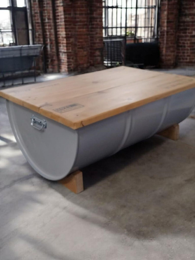 Table basse "couchée" style industriel en baril d'huile recyclé et plateau bois fixe