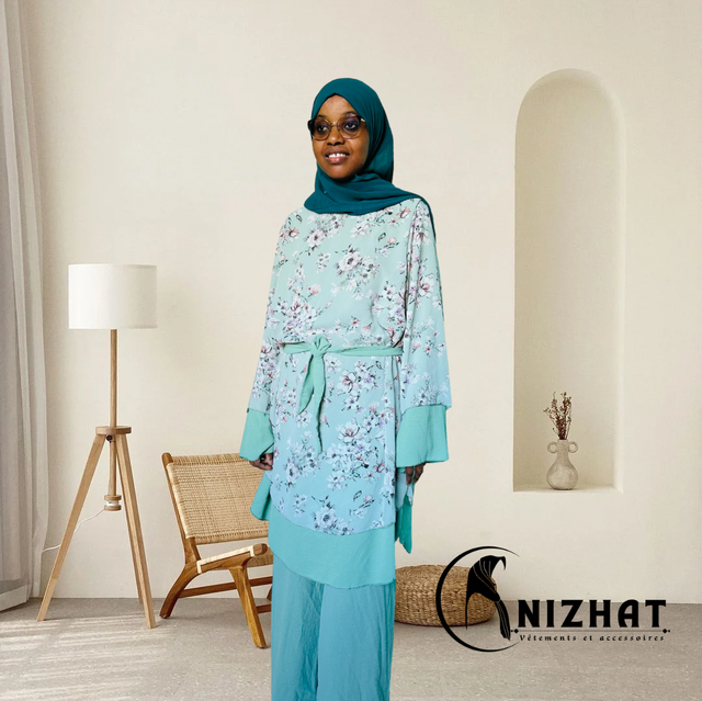 Tenue composée d'un haut long à motifs floraux et d'un pantalon large couleur vert 