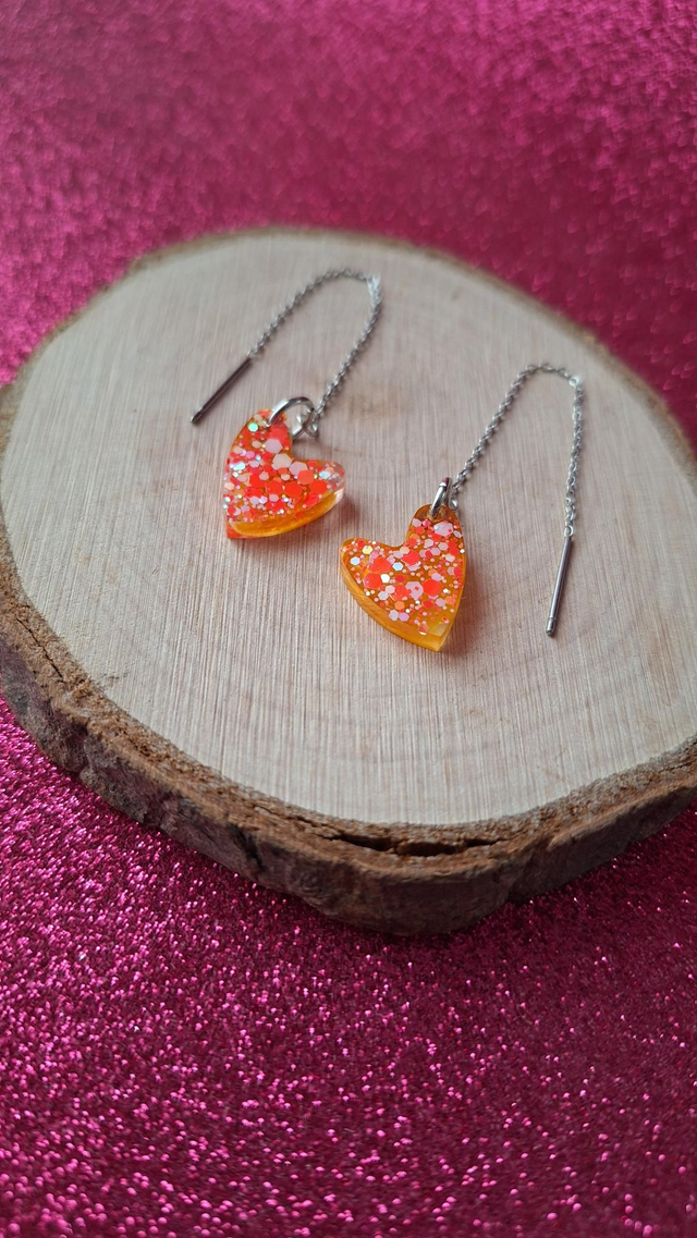 Boucles d'oreilles à enfiler argentées cœurs asymétriques paillettes Corails/blanches et encre à alcool dorée/orangée
