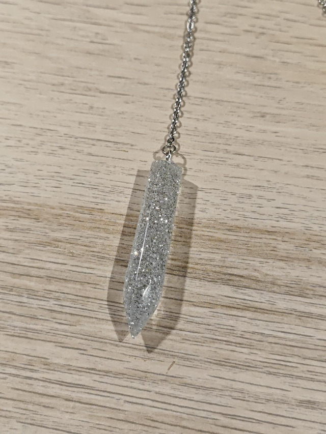 Pendule en résine long - paillettes argentées