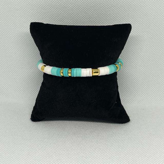 Bracelet en perles d&#039;argiles blanc, bleu, turquoise, or