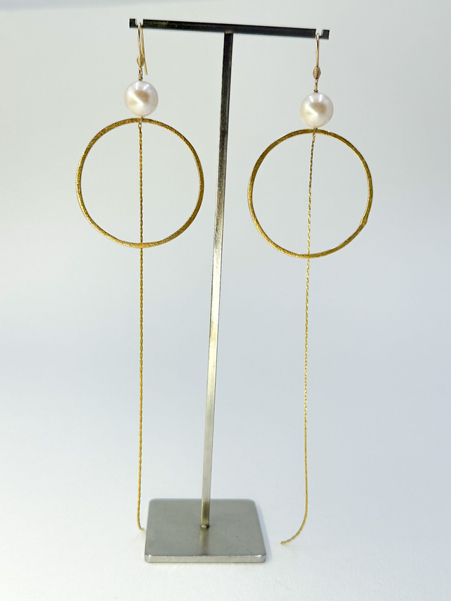 Boucles d&#039;oreilles &quot;grandes Graphiques&quot; dorées, perles blanches