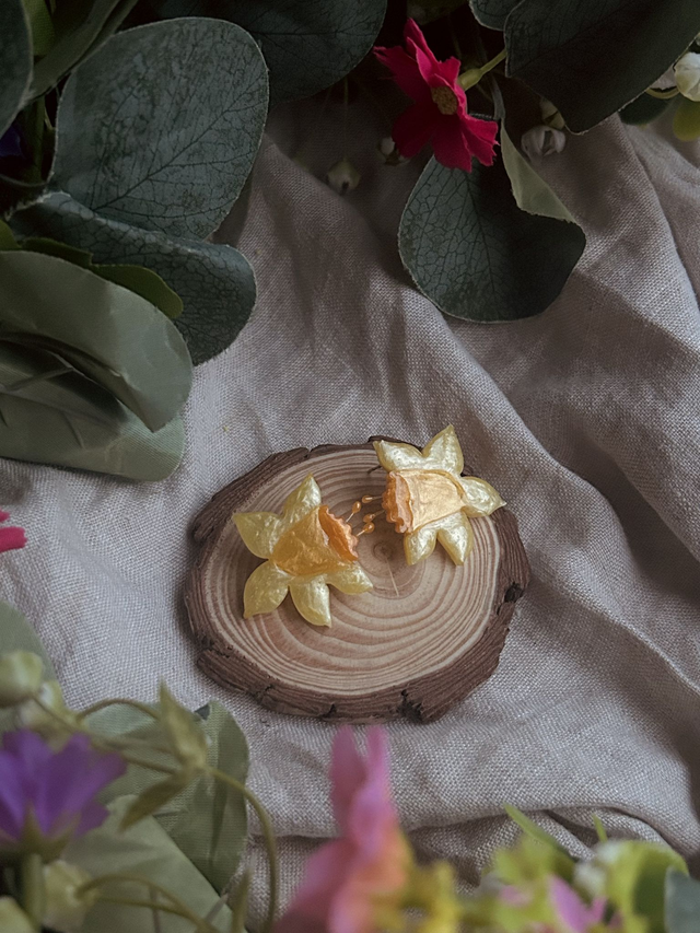 Daffodil Stud Earrings with Stamen 