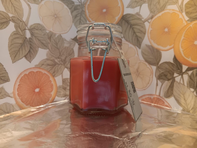 Geurkaars 'Rood' met blend van de etherische oliën : citroen, mandarijn, geranium, bergamot, sandelhout en vanille