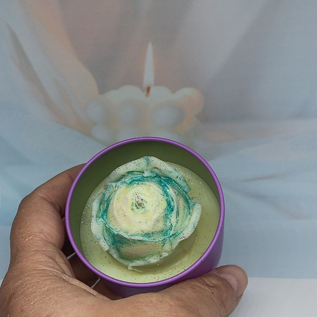 Bougie en forme de rose parfumée au Monoï Passion – Parfait pour un cadeau des fêtes des mères