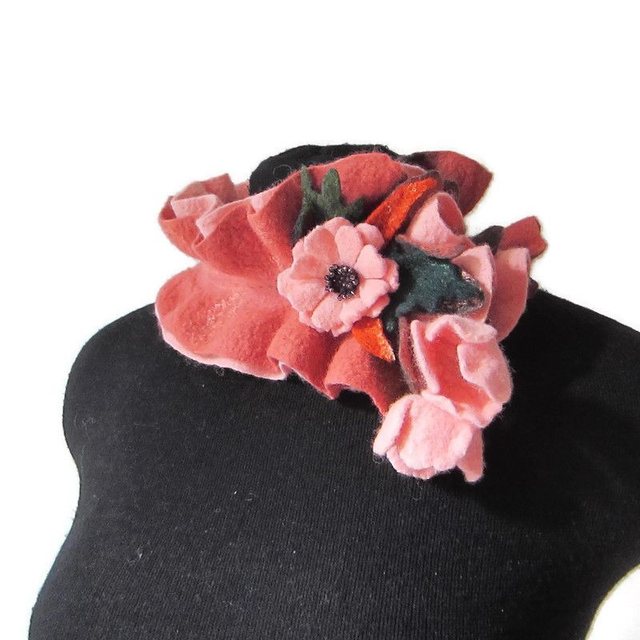 Sciarpa collo feltro lana merino infeltrita Sciarpa fatta a mano Sciarpa rosa corallo Regali unici per lei Sciarpa donna fiore sciarpa