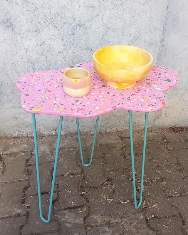 Stolik kawowy chmurka, różowy, lastryko na metalowych nogach, boczny, do salonu, na balkon